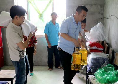 向貧困地區(qū)捐款捐物，同時(shí)推動(dòng)就業(yè)扶貧